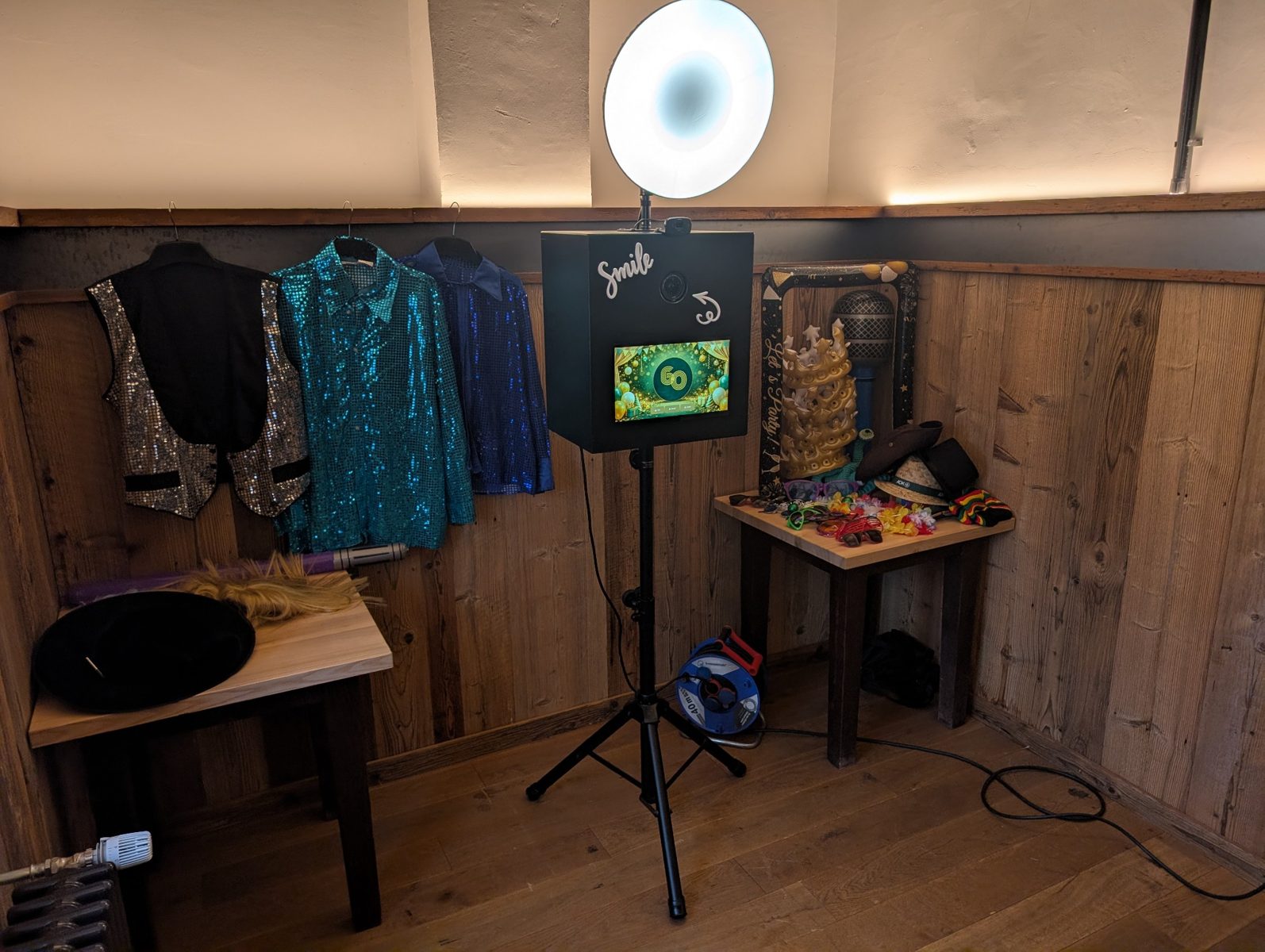 Echte Erlanger Knipskiste Fotobox mit Requisiten, Blitz und Hintergrundsystem